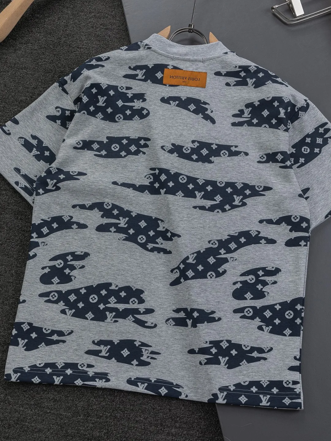 🅿️210 Louis Vuitton 1V LV micro-wide version S-XL LV 26ss new product counters are on the shelves at the same time. Multiple craftsmanship, composite fabrics, all-over cutting🔥Fire flower clouds☁️letter logo🪡 embroidery, round neck short-sleeved T-shirt, same style for men and women! Consigned to one-to-one creation. Synchronized with the official website, pure cotton fabrics at the counter! It is close to the skin and comfortable, durable and easy to wear. It has a classic and simple logo design and meticulous original craftsmanship. Short-sleeves, a must-have item for men, do not appear to be the same for the general public, but must be unique and eye-catching. This LV short-sleeve is all about quality, comfort, the same shape and fashion as always, including fabrics and cutting techniques. All of them have been made with great effort! 320 grams of washed pure cotton fabric, pure cotton is breathable, very refreshing and comfortable for daily wear. The rib knitting on the neckline is smooth and tight, and the neckline will not be skewed if you toss it at will. The loose version, you will find that it looks really good on the upper body. The overall is minimalist and neat, super versatile for daily use! Pair it casually with a pair of pants for a youthful look. A T-shirt will make your outfit crazy. It is a fashionable item that can never go wrong! Color: Black White Gray Purple Size: S-XL Size chart: S: Shoulder width 50-Bust 56-Length 70 M: Shoulder width 52-Bust 57-Length 72 L: Shoulder width 54-Bust 59-Length 74 XL: Shoulder width 56-Bust 62-Length 76